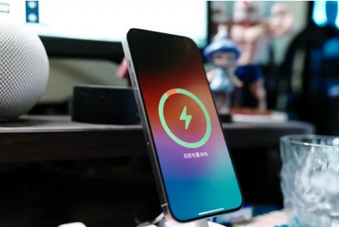 阳春苹果15换屏服务分享用什么充电器给iPhone15充电更好 